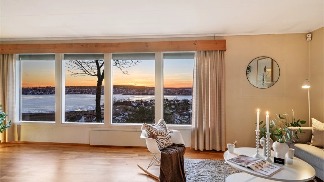 Stue med karakter, sjel og et utsyn som setter stemningen.