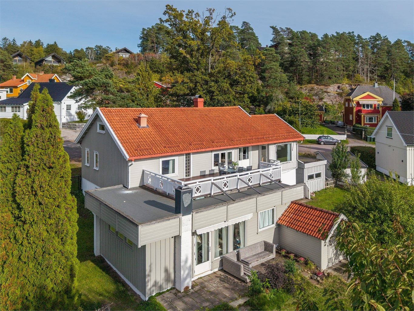 Fra eiendommen er det også hyggelig utsyn over nærområdet, og den store terrassen byr på gode solforhold og god plass til utemøbler og grill.
