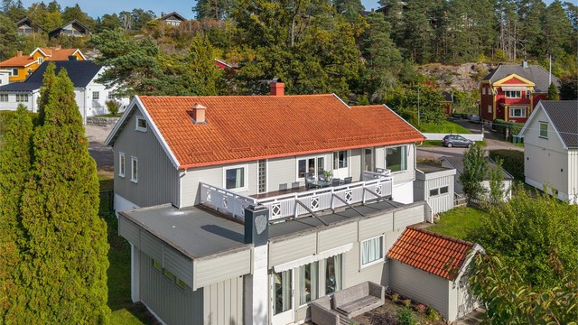 Fra eiendommen er det også hyggelig utsyn over nærområdet, og den store terrassen byr på gode solforhold og god plass til utemøbler og grill.