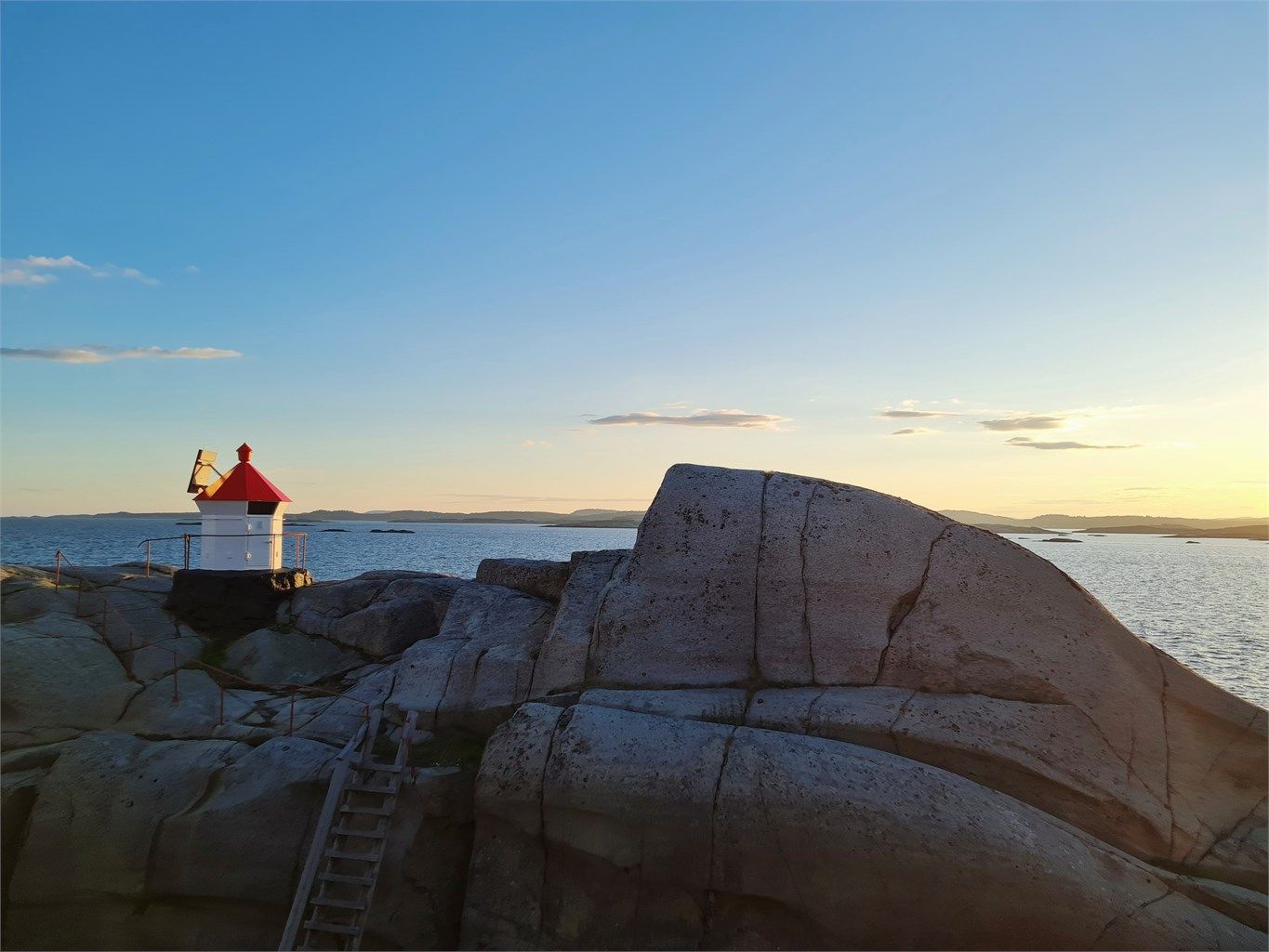 Tjøme byr på unike naturopplevelser året rundt, med svaberg, lune strender og kyststier som inviterer til både rolige spaserturer og aktive dager i frisk sjøluft