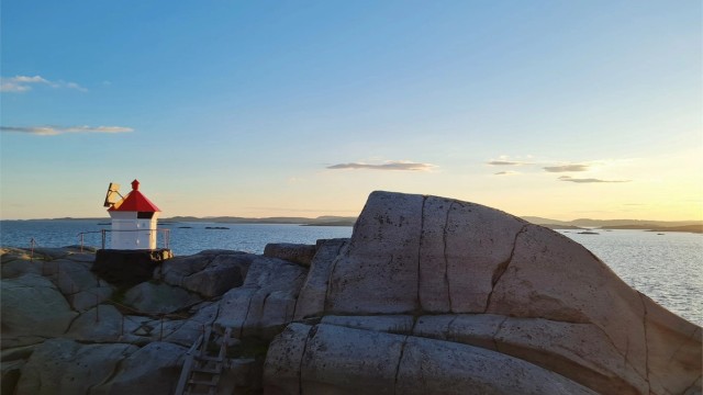 Tjøme byr på unike naturopplevelser året rundt, med svaberg, lune strender og kyststier som inviterer til både rolige spaserturer og aktive dager i frisk sjøluft