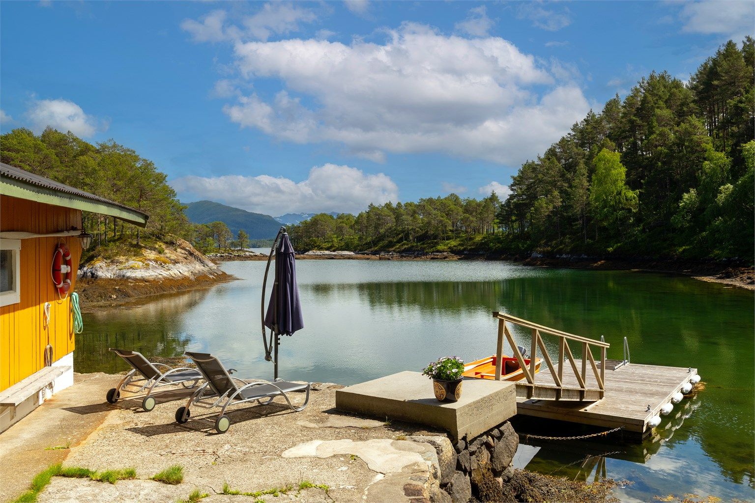 Det er flytebrytte og uteområde i tilknytning til naustet