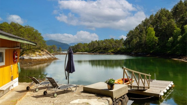 Det er flytebrytte og uteområde i tilknytning til naustet