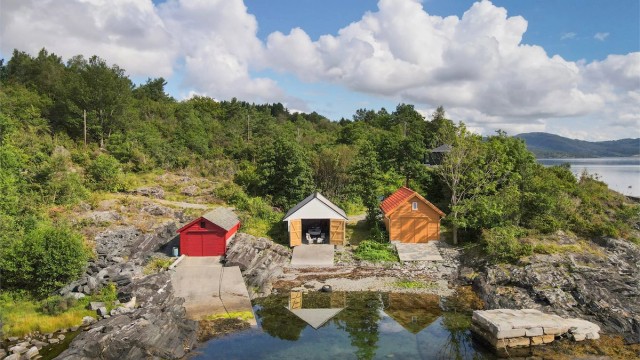 - Nydelig fritidsbolig med naust og sjøutsikt -