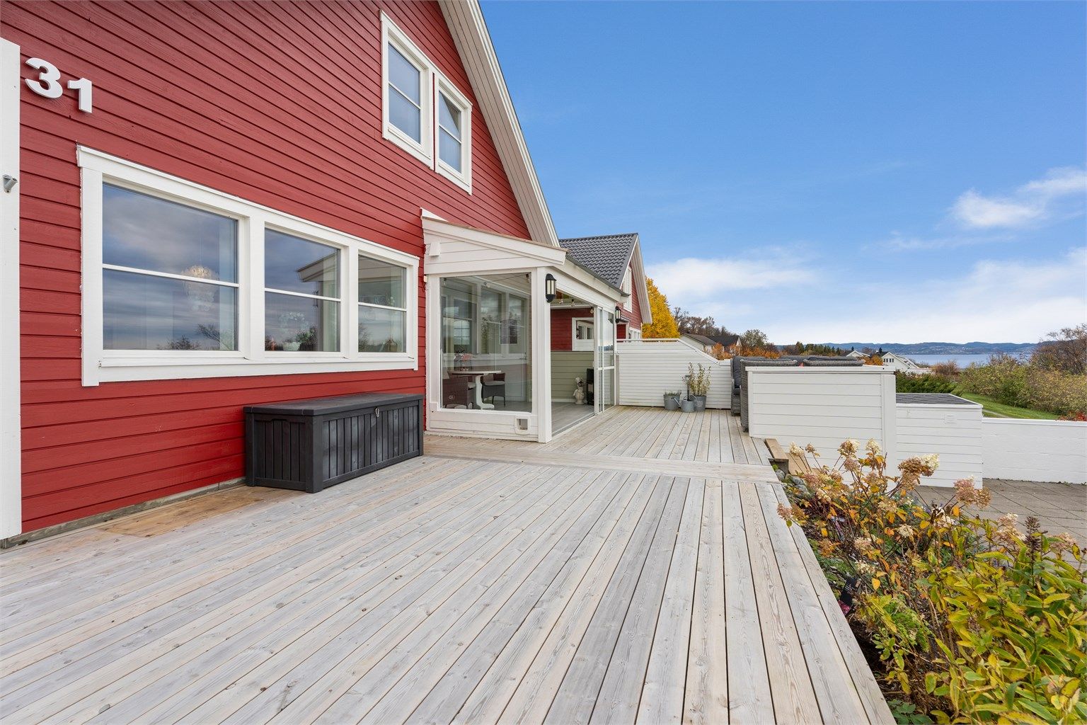 Stor terrasse langs fasaden – et naturlig samlingspunkt med god plass til både grill og utemøbler.