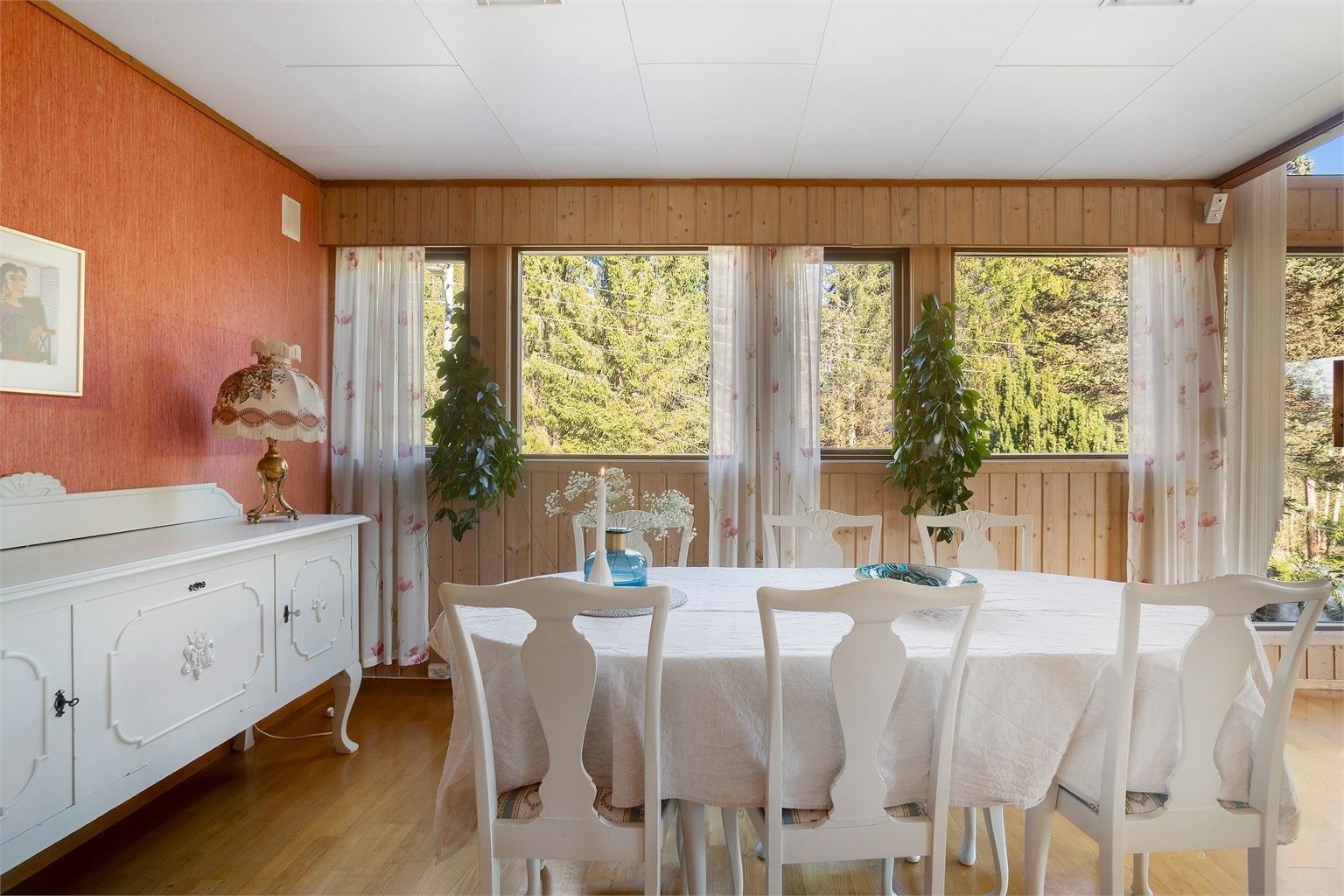 Fra spisestuen er det utsikt mot de grønne omgivelsene.