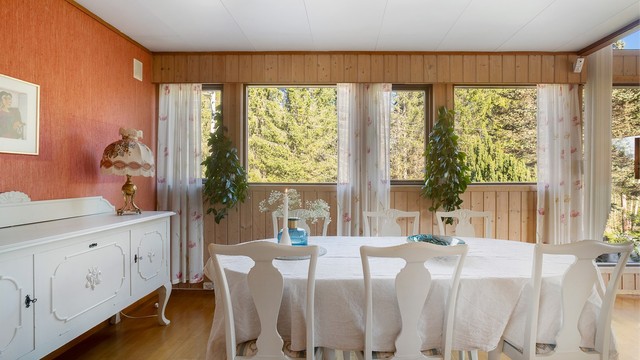 Fra spisestuen er det utsikt mot de grønne omgivelsene.
