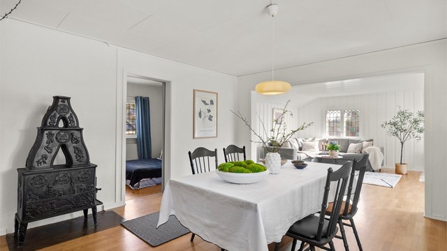 Stue/spisestue med peis for vedfyring