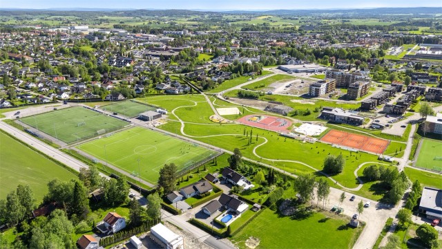 Rett utenfor døren ligger Bakkedalen idretts- og aktivitetspark.