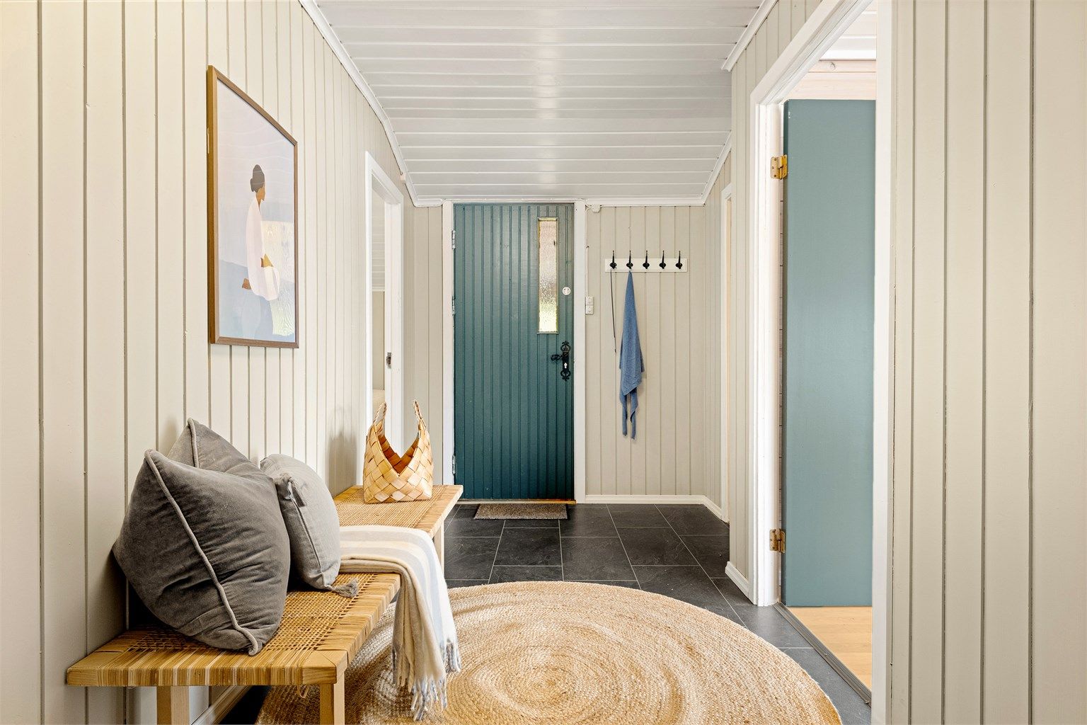 Innbydende entré som er malt i en lys og behagelig farge. 