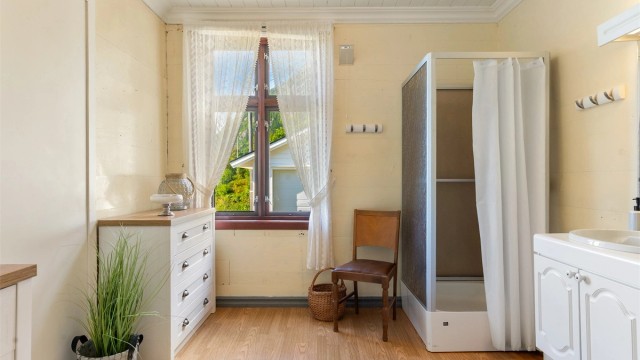 - Badet er innredet med dusjkabinett, servantmøbel, speil med belysning og toalett -