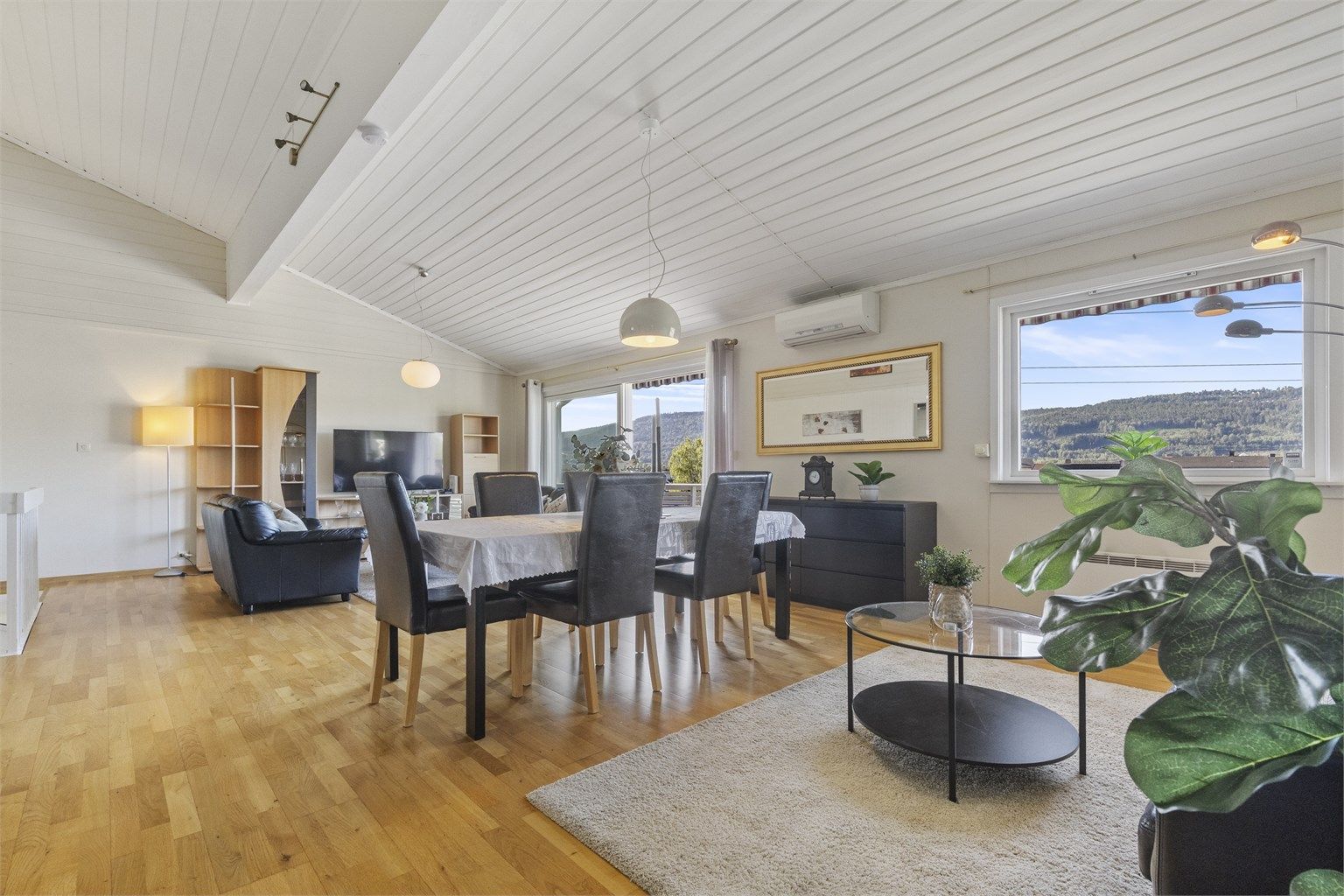 I stuen er det gode lysforhold og god plass til flere møbelgrupper.