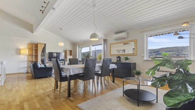 I stuen er det gode lysforhold og god plass til flere møbelgrupper.