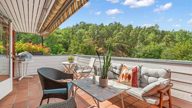 Vestvendt og usjenert terrasse med flott utsynt