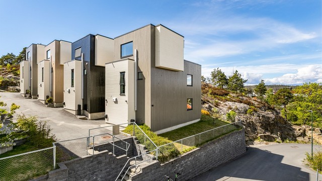 Boligen er tilbaketrukket i husrekkens ende og har dermed fordelen av et ekstra grøntareal utenfor.