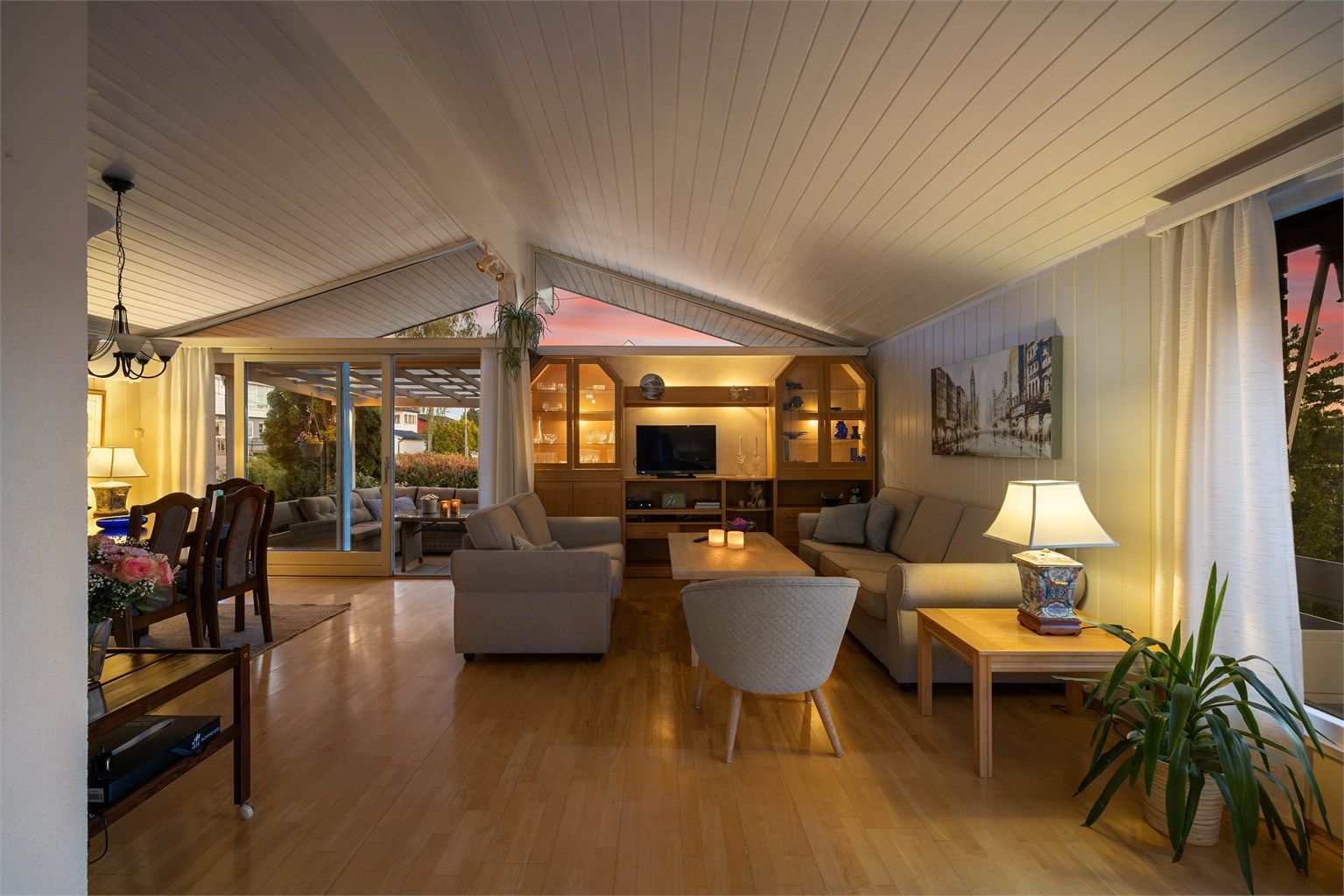 Takhøyden i stuen er målt til over 3m på det høyeste punktet, og gir en god romfølelse.