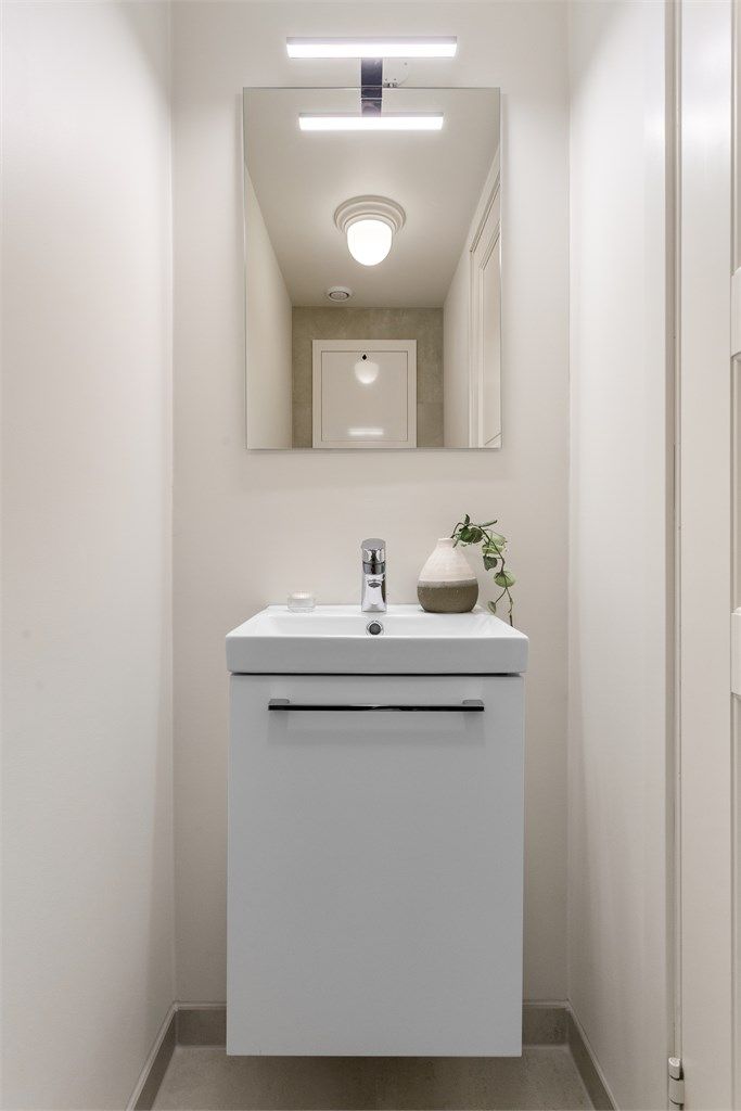 Fint toalettrom oppgradert i 2025/26. Innredet med vegghengt servantinnredning med speil på vegg med overlys. Vegghengt toalett.