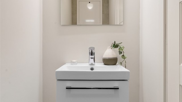 Fint toalettrom oppgradert i 2025/26. Innredet med vegghengt servantinnredning med speil på vegg med overlys. Vegghengt toalett.