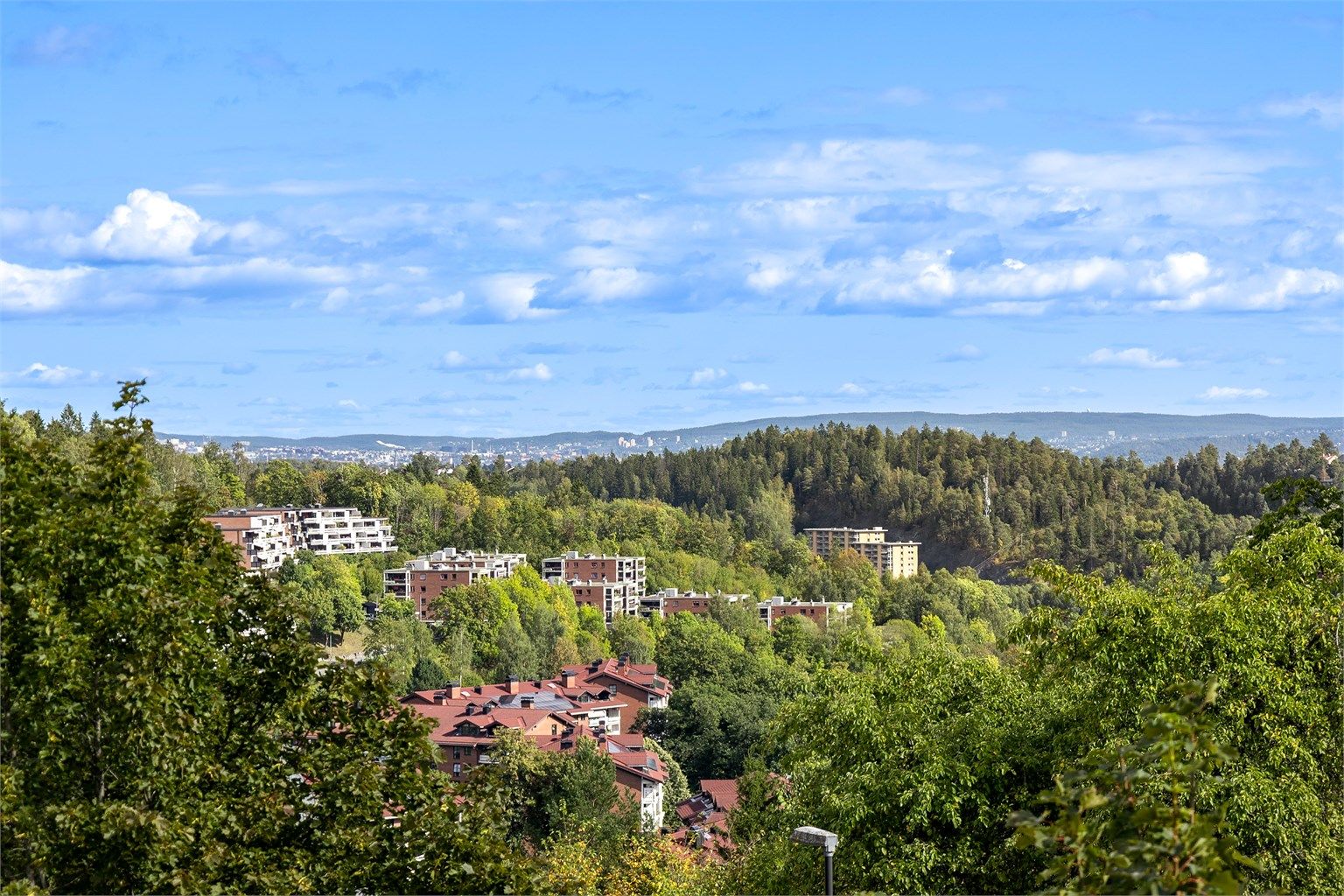 Balkongen med utgang fra spisestuen har god utsikt utover landlige omgivelser. Balkongen er sørvendt og har svært gode solforhold utover ettermiddag og kveld. 