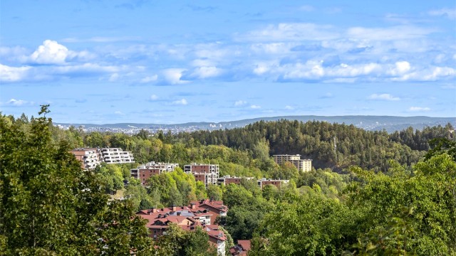 Balkongen med utgang fra spisestuen har god utsikt utover landlige omgivelser. Balkongen er sørvendt og har svært gode solforhold utover ettermiddag og kveld.