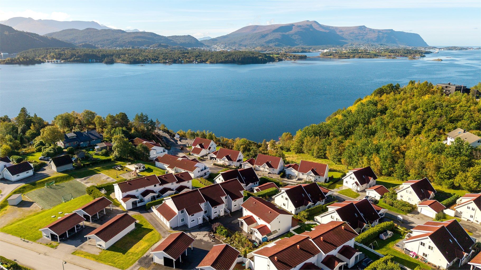 Nærområdet byr på fjordlandskap og nærhet til badeplasser og turterreng.