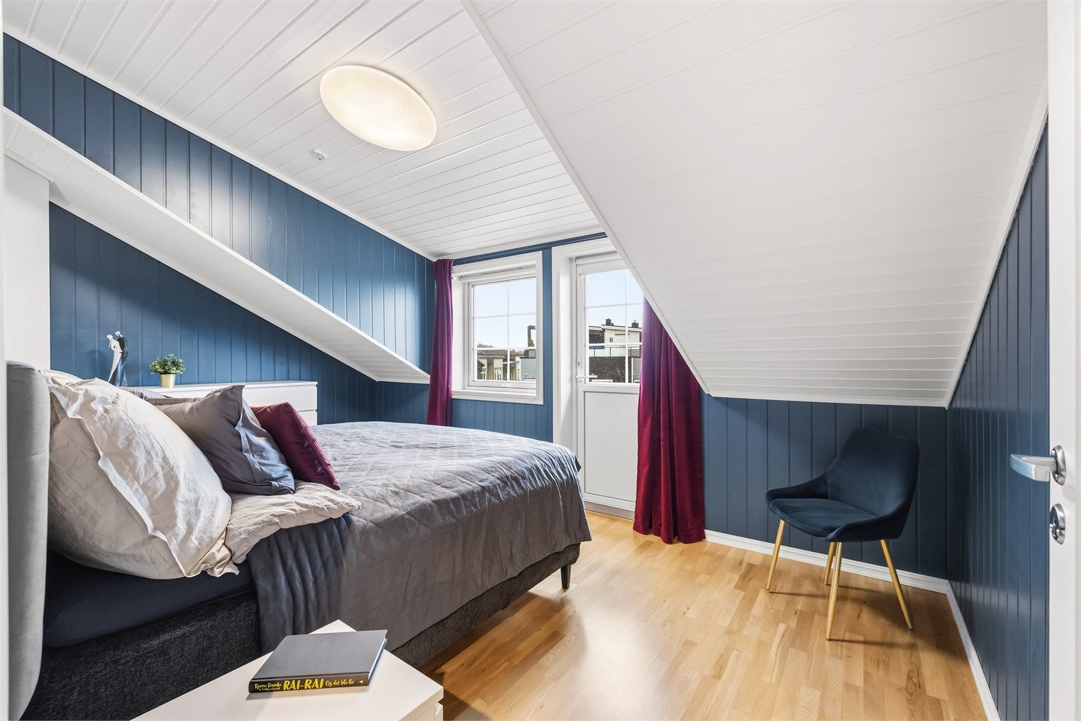 Hovedsoverommet har en romslig utforming og utgang til en egen balkong på 3 m².