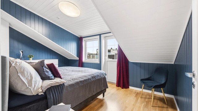 Hovedsoverommet har en romslig utforming og utgang til en egen balkong på 3 m².