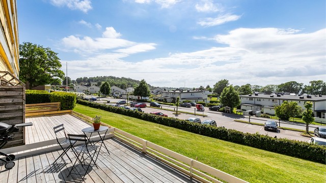Sommerstid er solen på plattingen allerede fra rundt kl. 12 og nærmest helt til den går ned.