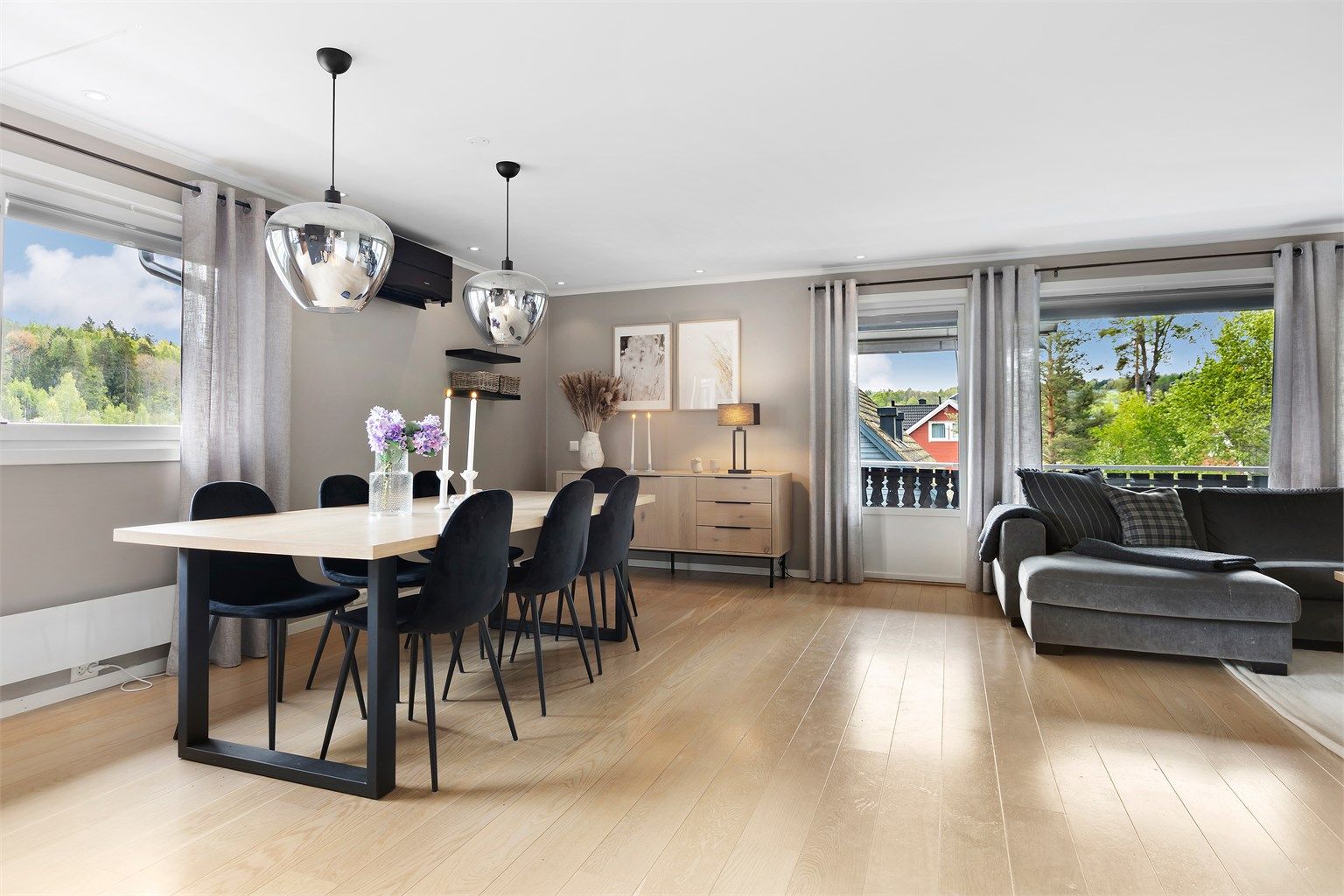 Spisestuen har god plass til langbord og ligger i åpen løsning mot stuen.
