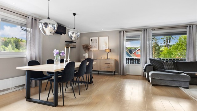 Spisestuen har god plass til langbord og ligger i åpen løsning mot stuen.