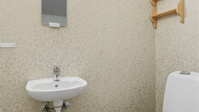 Praktisk gjestetoalett i tilknytning til entréen.