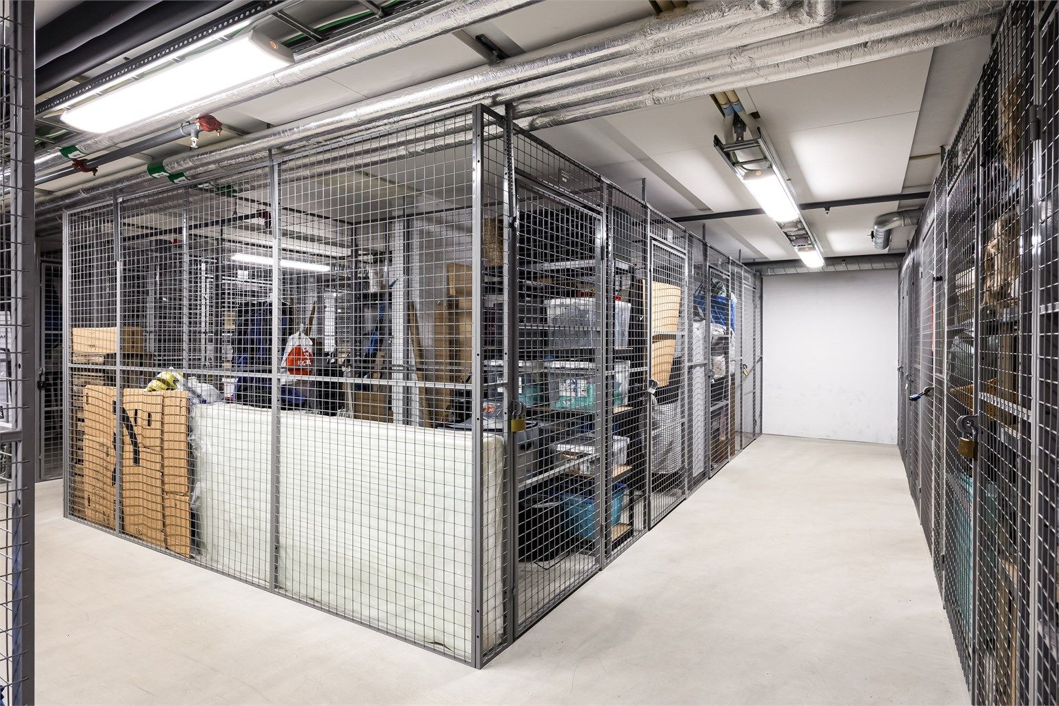 Leiligheten disponerer en ekstern bod på ca. 3 m² beliggende i kjelleretasje. God plass til oppbevaring.
