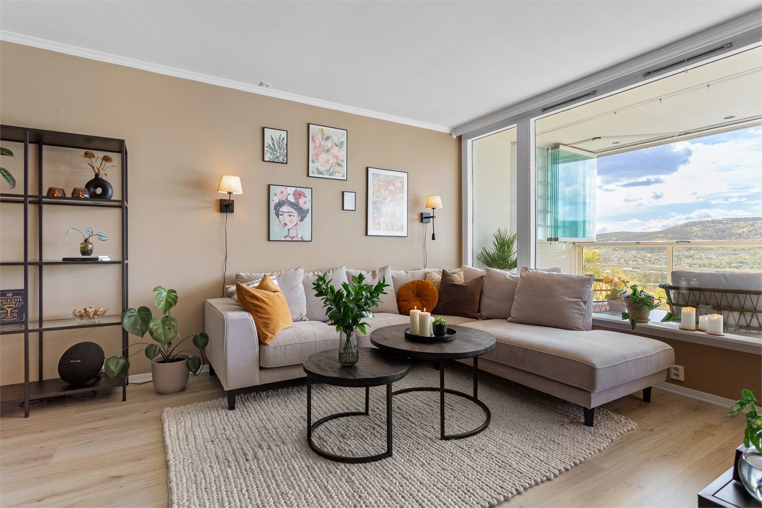 Stue med sofaområde og spiseplass