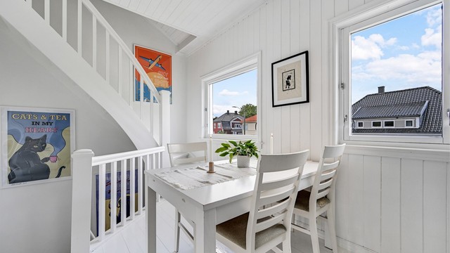 Gulvet på kjøkkenet er et malt tregulv, som gir rommet en klassisk karakter.