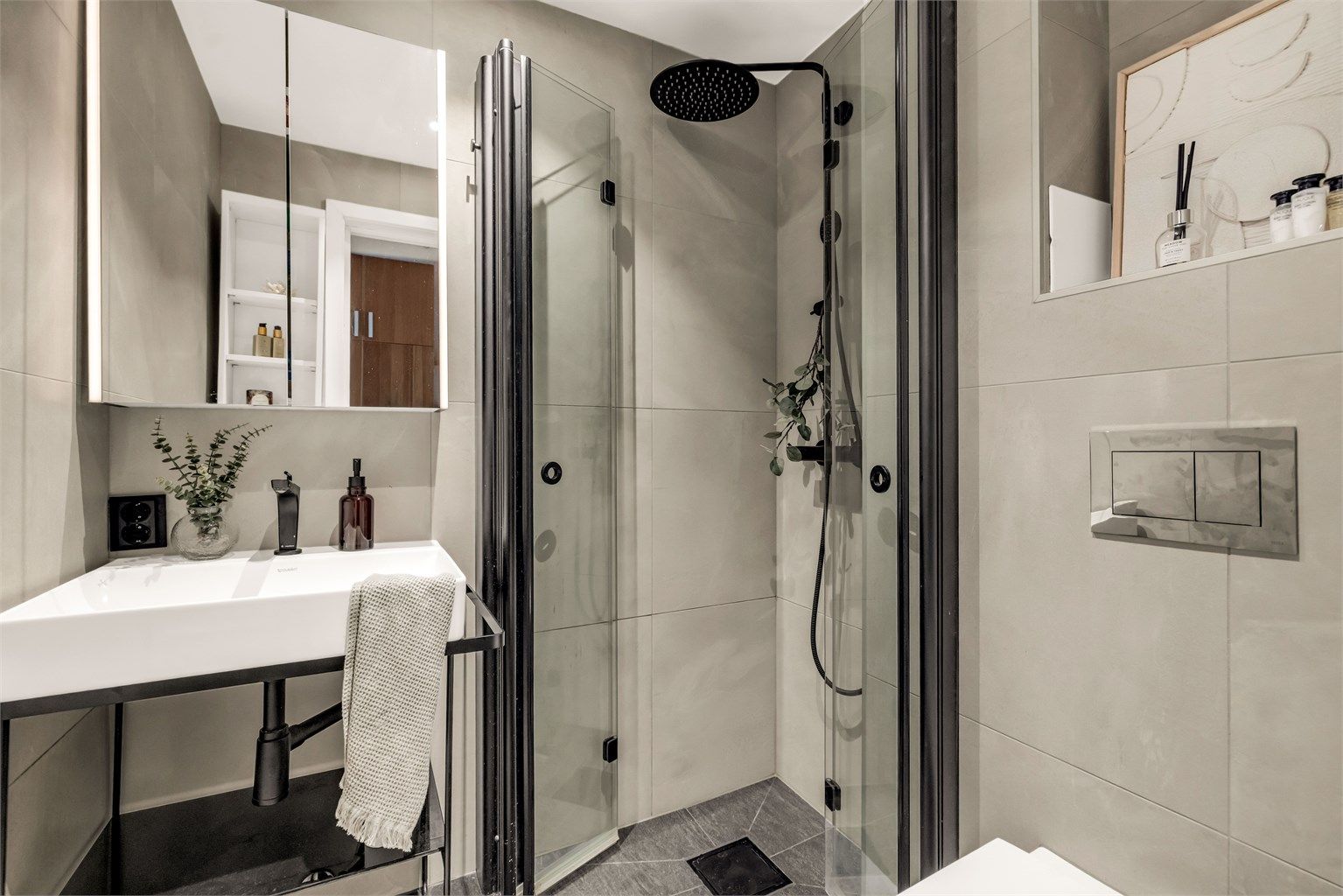 Delikat og moderne baderom pusset opp i 2022. Badet er flislagt med varmekabler i gulv for en behagelig start på dagen og downlights i himling.