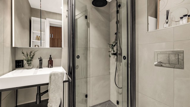 Delikat og moderne baderom pusset opp i 2022. Badet er flislagt med varmekabler i gulv for en behagelig start på dagen og downlights i himling.