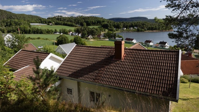 Yttertaket er tekket med takstein fra 2007.