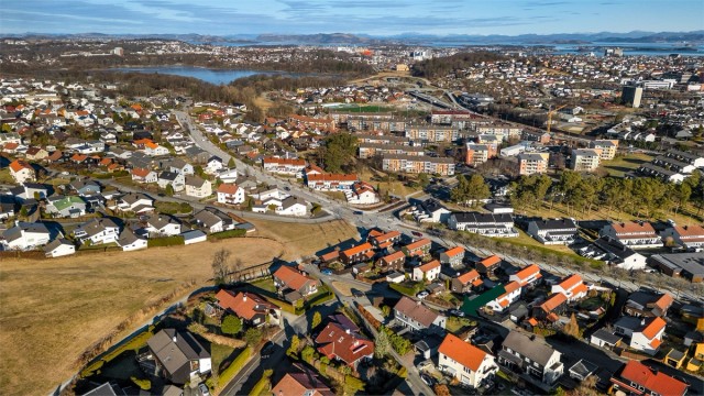 Fra boligen er det gåavstand til de fine turområdene i Sørmarka, Mosvannet og Vannassen, samt Hillevåg med Kilden og shoppingmuligheter. Stavanger sentrum er også i umiddelbar nærhet.