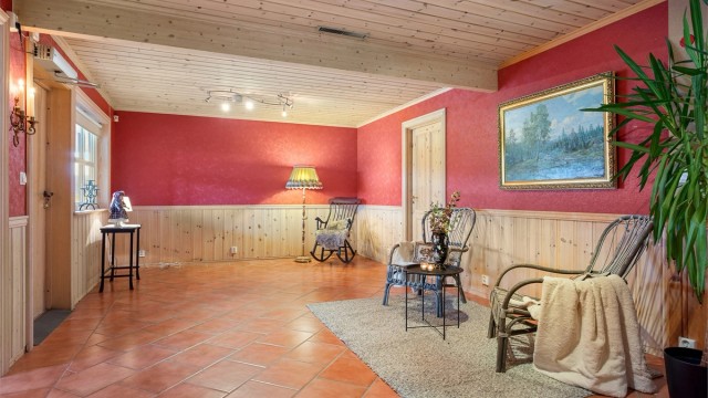 Stor TV-stue i underetasjen med plass til sofagruppe