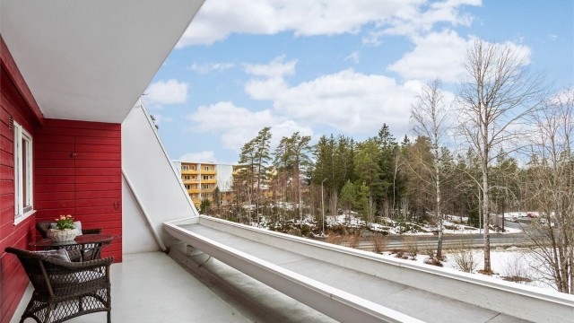 På balkongen er det en utvendig bod på ca. 1 kvm.