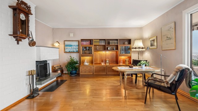 Suten oppleves lys og luftig, og har gode møbleringsmuligheter. Det er også peis her, som gir både varme og hygge