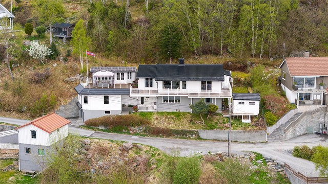 Eiendommen har en attraktiv og skjermet beliggenhet på Fiskarstrand med kort vei til sjøen like nedenfor eiendommen.