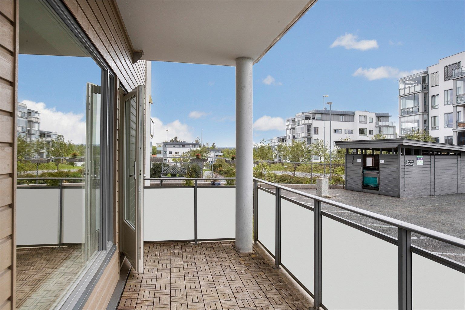 Fra stuen er det utgang til en overbygget, nordøstvendt terrasse på ca. 11 m².