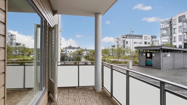 Fra stuen er det utgang til en overbygget, nordøstvendt terrasse på ca. 11 m².