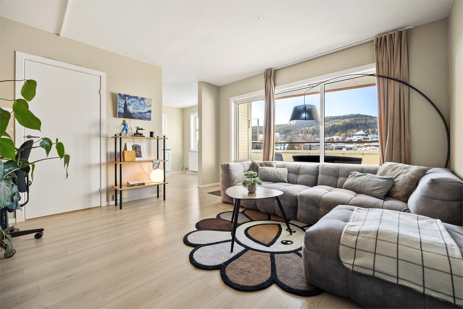 Pen og tiltalende to-roms toppleilighet beliggende i 9. etasje. 