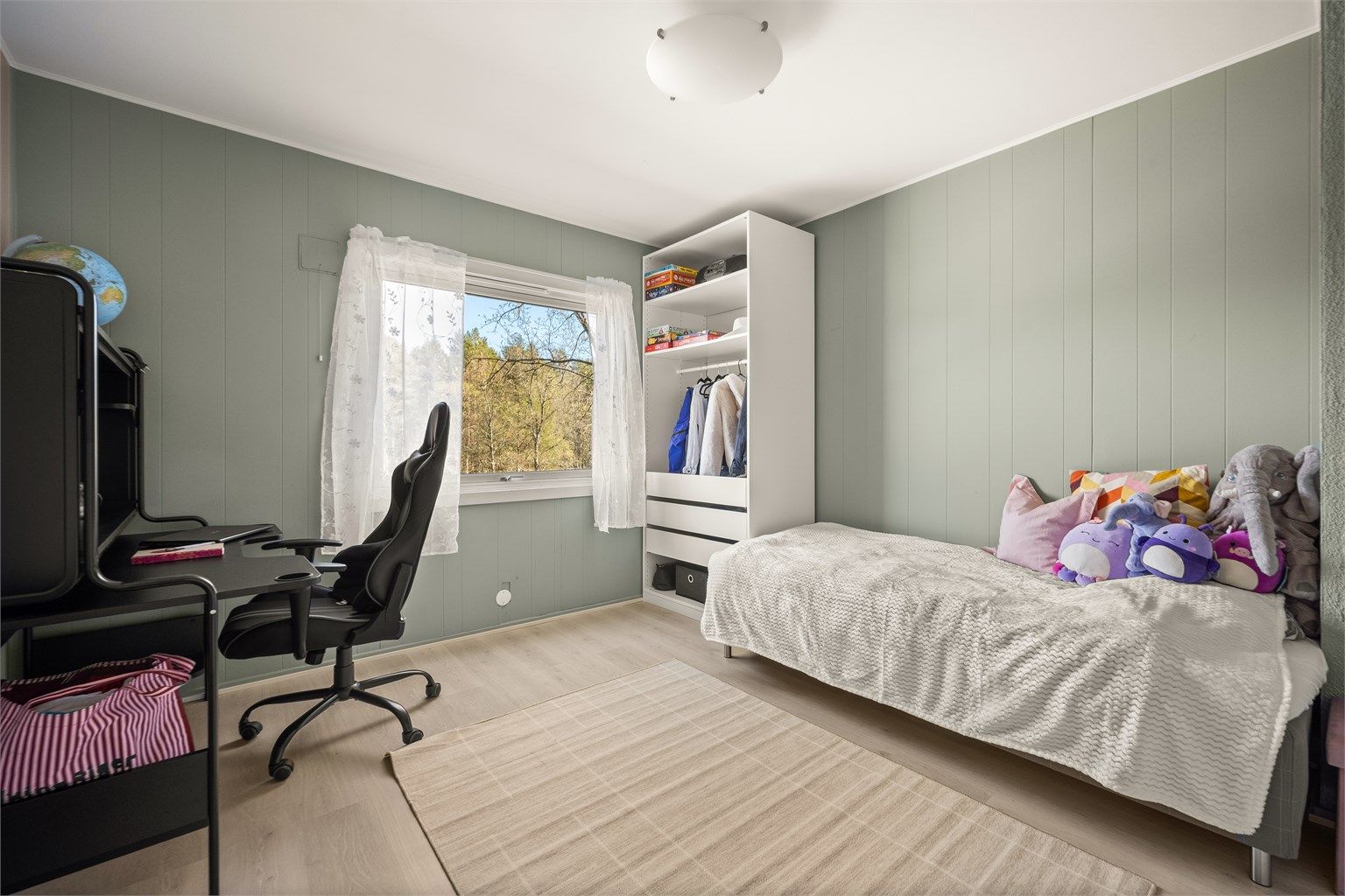 Vegger med malt panel gir rommet en lun karakter.