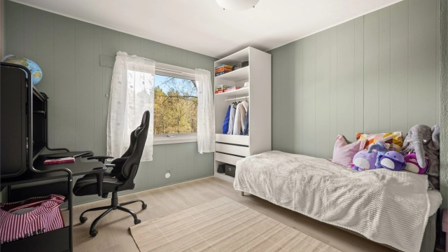 Vegger med malt panel gir rommet en lun karakter.