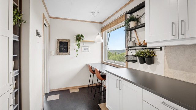 En hyggelig spiseplass ved vinduet gir fin utsikt under måltidene.
