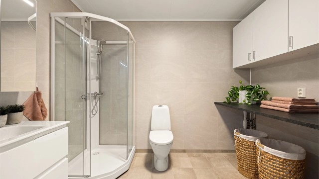 Badet er i likhet med øvrige rom nyoppusset og smart innredet til kombinert formål som vaskerom.