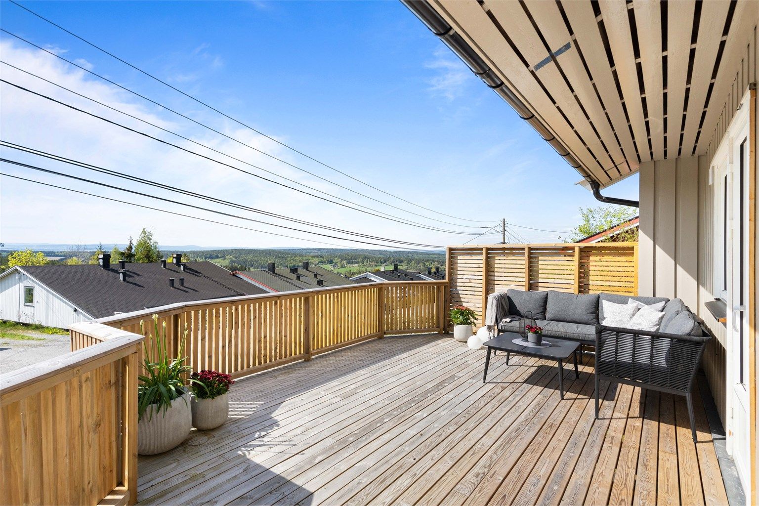 Eiendommen ligger i et populært og landlig område på Aulifeltet i Nes kommune.